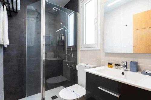 A bathroom at Sunnyland atico las teresitas 4