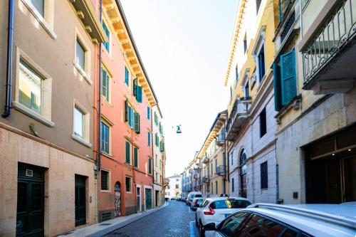 eine Stadtstraße mit Gebäuden und Autos auf der Straße in der Unterkunft Mazzini Suite in Verona