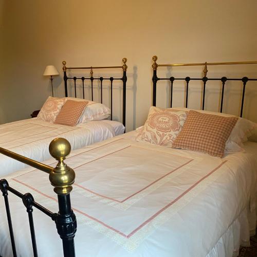 Ένα ή περισσότερα κρεβάτια σε δωμάτιο στο Golborne Manor Bed and Breakfast