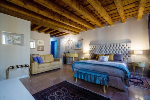 A bed or beds in a room at Mazzini Suite