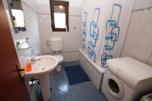 un bagno bianco con lavandino e WC di Villa Nel Rosa a Poreč (Parenzo)