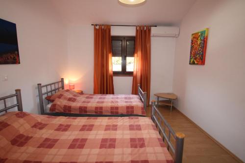 una camera da letto con due letti e una finestra di Villa Nel Rosa a Poreč (Parenzo)