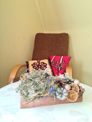 a table with christmas decorations on top of it at Durda in Poronin