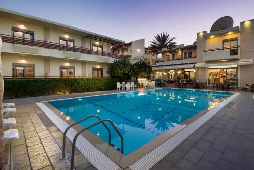 een zwembad in het midden van een gebouw bij Ilyssion Holidays Hotel in Ialyssos