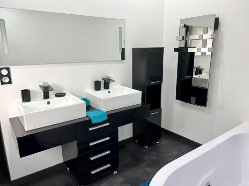 baño con 2 lavabos y espejo grande en Holiday Home in Pouzols-Minervois with Private Outdoor Pool, en Pouzols-Minervois