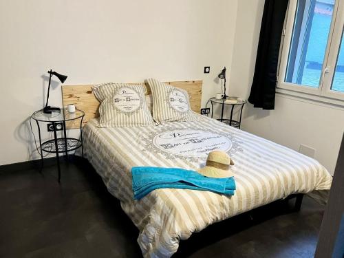 1 dormitorio con 1 cama con sombrero en Holiday Home in Pouzols-Minervois with Private Outdoor Pool, en Pouzols-Minervois