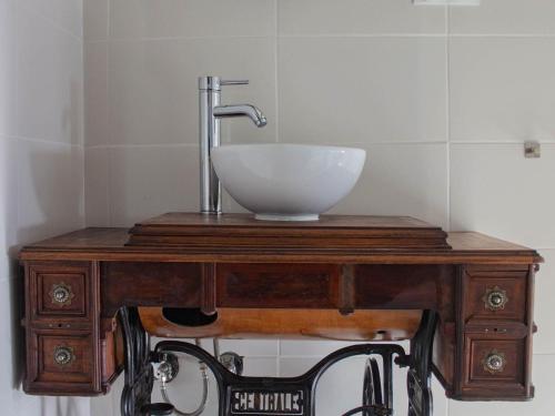 um lavatório em cima de uma mesa de madeira na casa de banho em Serene cottage in Saint-Maurice-près-Pionsat with pool em Saint-Maurice-près-Pionsat