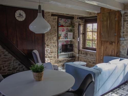 um quarto com uma mesa e cadeiras brancas e uma janela em Serene cottage in Saint-Maurice-près-Pionsat with pool em Saint-Maurice-près-Pionsat
