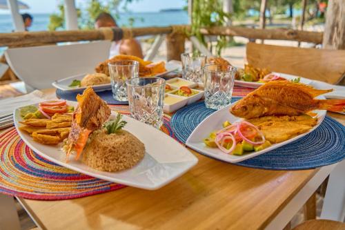 uma mesa com três pratos de comida em Cristal Blue Barú em Barú