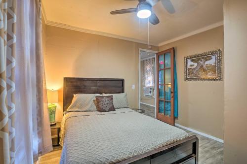 sypialnia z łóżkiem i wentylatorem sufitowym w obiekcie Cozy Shreveport Vacation Rental about 4 Mi to Dtwn w mieście Shreveport