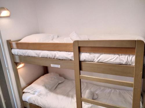 2 łóżka piętrowe w małym pokoju w obiekcie Résidence Graziella Studio 411 w mieście Juan-les-Pins