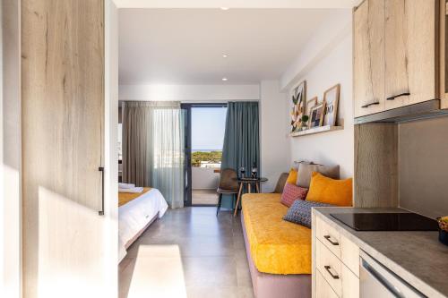 ein Schlafzimmer mit einem Bett und einem Sofa in einem Zimmer in der Unterkunft Lines Concept Accommodation in Rethymno