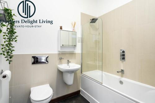 a bathroom with a sink and a toilet and a shower at Dagenham - Dwellers Delight Living Ltd Services Accommodation - Greater London , 2 Bed Apartment with free WiFi & secure parking in Dagenham