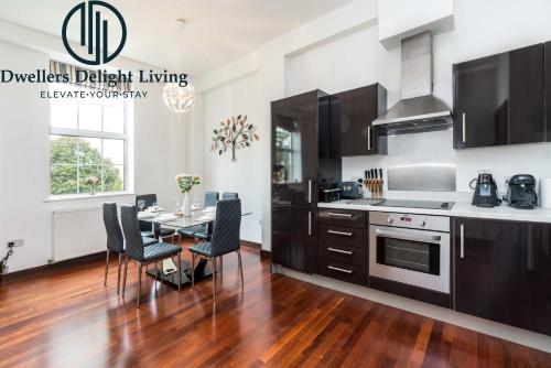 a kitchen with a table and chairs in a room at Dagenham - Dwellers Delight Living Ltd Services Accommodation - Greater London , 2 Bed Apartment with free WiFi & secure parking in Dagenham