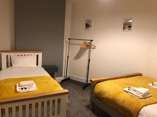 sypialnia z 2 łóżkami i ręcznikami w obiekcie Bethany House w mieście Troed-y-rhiw
