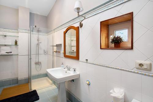 a white bathroom with a sink and a shower at Carmelo y Carmela 4 in Teror