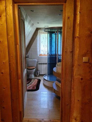 a hallway with a bathroom with two sinks and a toilet at Durda in Poronin