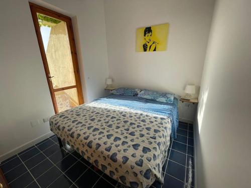 帕利努羅的住宿－Salerno Mare e Luci Village Palinuro，一间带床的卧室,位于带窗户的房间内
