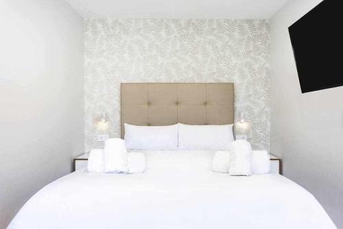 - une chambre avec un lit doté de draps et d'oreillers blancs dans l'établissement Sunny Island Lago Martianez 1, à Puerto de la Cruz