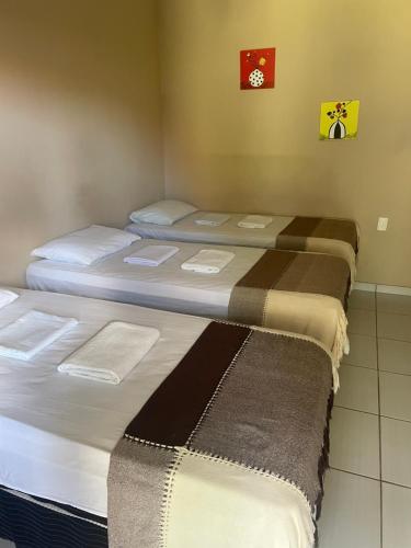 MataracaにあるBarra Adventure Pousadaの部屋に3つのベッドがあるグループ