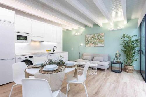 a living room with a couch and a table and chairs at Sunnyland Ático Adelfas San Andrés in San Andrés
