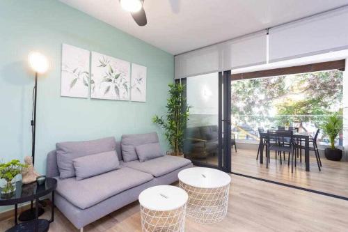 una sala de estar con un sofá y una mesa en Sunnyland 1º Adelfas San Andrés, en San Andrés