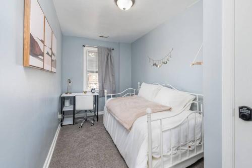 - une chambre avec un lit et un bureau dans l'établissement Recently renovated 3BR home near Heritage Park!, à Dundalk