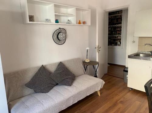 Kuchyň nebo kuchyňský kout v ubytování cozy flat at Rhodes centre