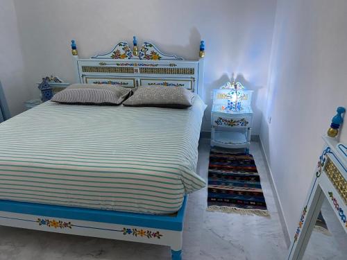 - une chambre avec un lit et 2 tables de chevet dans l'établissement Marsa Central Splendid Appart 2, à La Marsa
