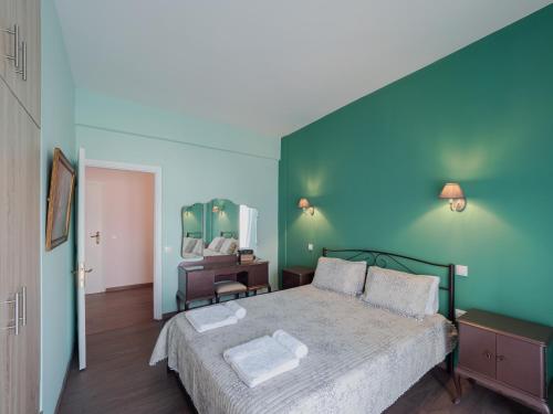 Postel nebo postele na pokoji v ubytování Central & Bright 2BD Apt in Corfu Town near Port