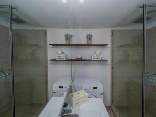 Koupelna v ubytování Central & Bright 2BD Apt in Corfu Town near Port