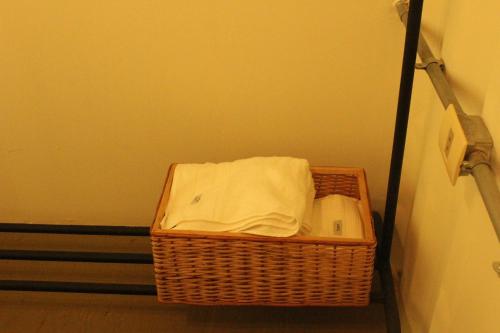 una cesta de mimbre sentada en un estante en una habitación en Don Juan Carlos Cabañas Ecológicas en San Bernardino