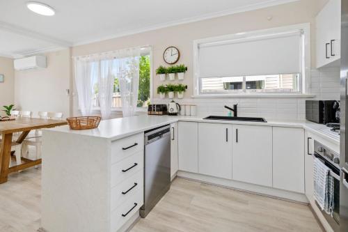 Una cocina o zona de cocina en Berkeley Beach House Safety Beach