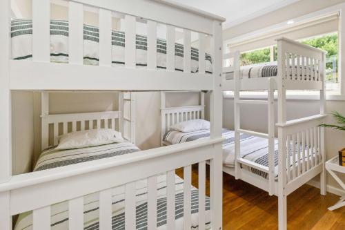 Cama o camas de una habitación en Berkeley Beach House Safety Beach