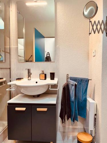 a bathroom with a sink and a mirror at Le Jean-Jaurès / Joli studio in Nîmes