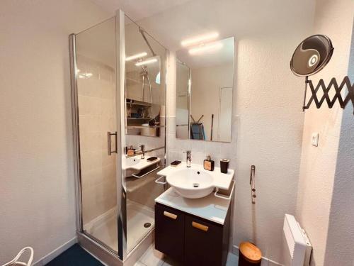 a bathroom with a shower and a white sink at Le Jean-Jaurès / Joli studio in Nîmes