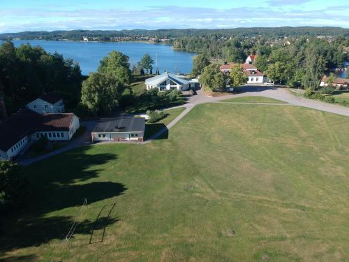 an aerial view of a large yard with a lake at Liljeholmen Herrgård Hostel in Rimforsa