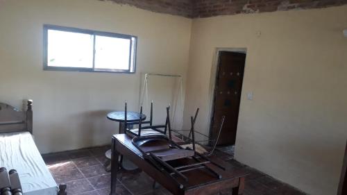 Zimmer mit einem Stuhl, einem Tisch und einem Fenster in der Unterkunft Los Crespones, Vaqueros in Vaqueros