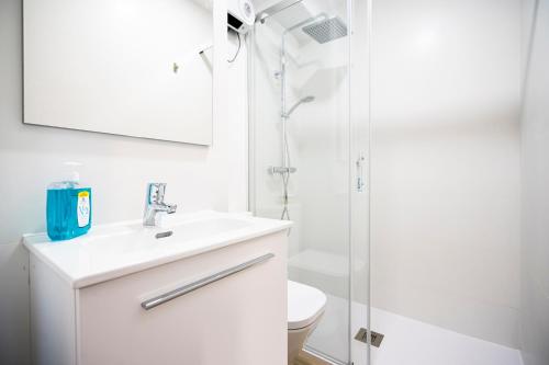 Kylpyhuone majoituspaikassa For You Rentals Cozy Apartment La Vaguada Madrid PMO10