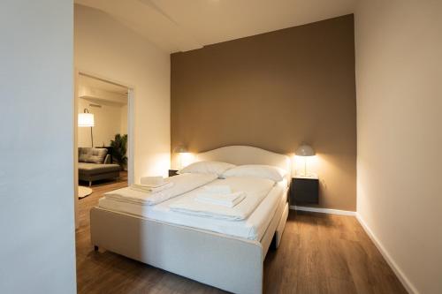 Stylish apartment with dedicated working space and super king-size bed located between city centre and Donau river