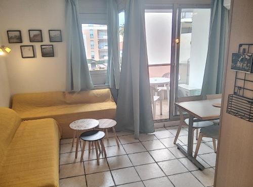 - un salon avec un canapé et une table dans l'établissement Résidence Graziella Studio 305, à Juan-les-Pins