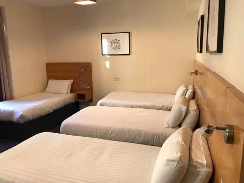 una habitación de hotel con 2 camas en una habitación en Stotfield Hotel, en Lossiemouth