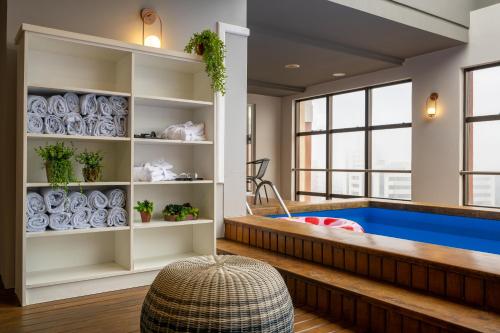 南卡希亞斯的住宿－南卡希亞斯城際酒店，一间带浴缸和窗户的健康室