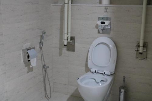 y baño con aseo y cabina de ducha. en فندق منار بارك en Riad