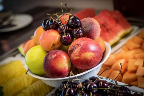 two bowls of fruit on a table with grapes and apples at Ambienthotel PrimaLuna 3S in Malcesine
