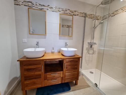 łazienka z 2 umywalkami i prysznicem w obiekcie REF 047 - Bel appartement moderne pour six personnes avec vue mer plage à pied KERJOUANNO ARZON w mieście Arzon