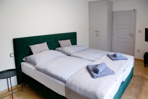 um quarto com 2 camas e toalhas em Aparthotel Brokeš em Lanskroun