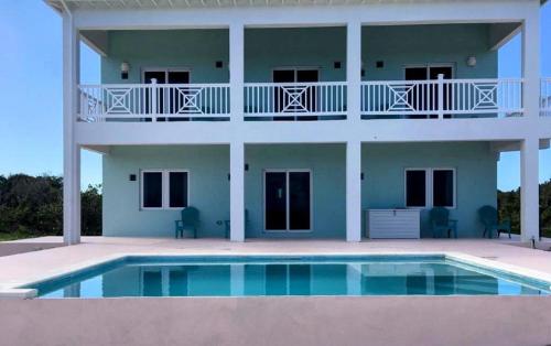una casa con piscina frente a ella en Sephora House home, en Gregory Town