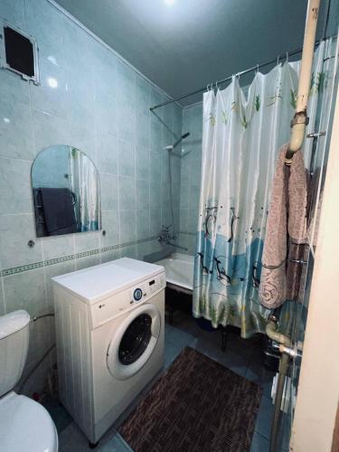 シムケントにあるДомашний уютのバスルーム(洗濯機、トイレ付)