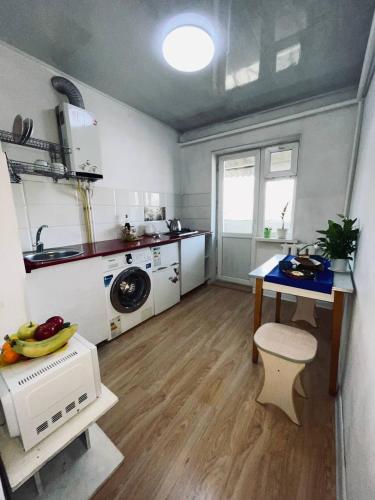シムケントにあるДомашний уютの小さなキッチン(テーブル、シンク、洗濯機付)